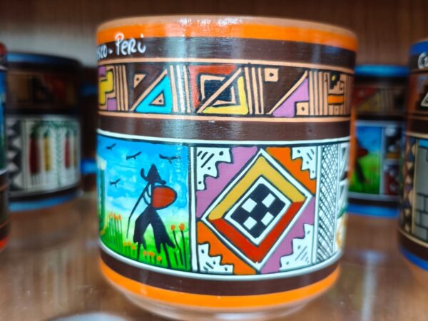 Taza con Motivos Andinos
